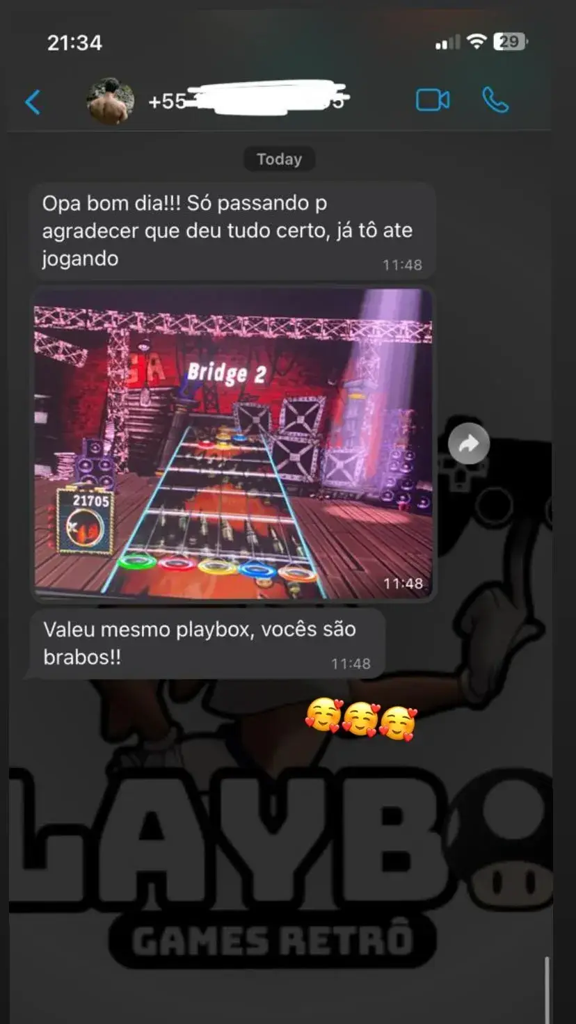 Retrofy cliente elogiando whatsapp enquanto joga guita hero